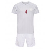 Camiseta Dinamarca Simon Kjaer #4 Visitante Equipación para niños Mundial 2022 manga corta (+ pantalones cortos)